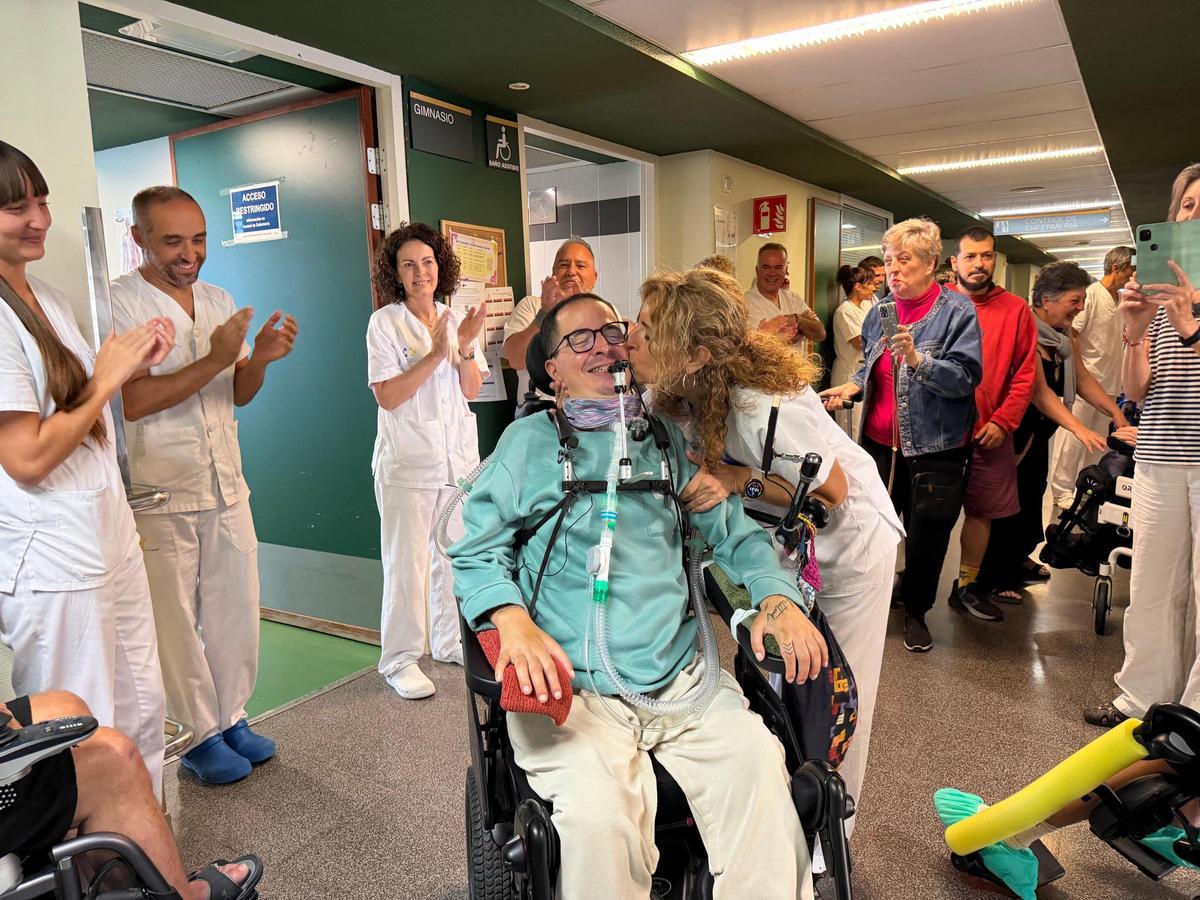 Miguel Planas se despide de sus compañeros y personal sanitario del Insular.