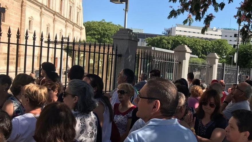 Afectados por el cierre de iDental, este jueves en el Parlamento andaluz.