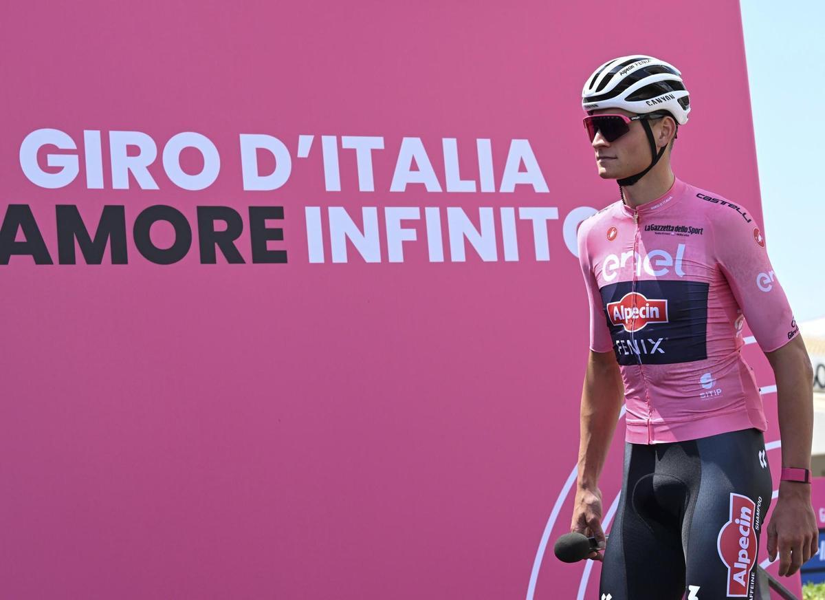 Avola (Italy), 10/05/2022.- The overall leader, Dutch rider Mathieu Van Der Poel of Alpecin-Fenix team, at the start of the fourth stage of the 105th Giro d’Italia cycling tour, a race over of 172 km from Avola to Etna-Nicolosi, Italy, 10 May 2022. (Ciclismo, Italia) EFE/EPA/MAURIZIO BRAMBATTI