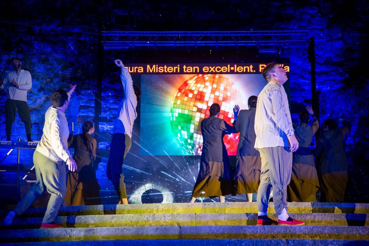 La prèvia de la Llum homenatja el miracle de la Séquia amb atletes, espelmes i espectacle