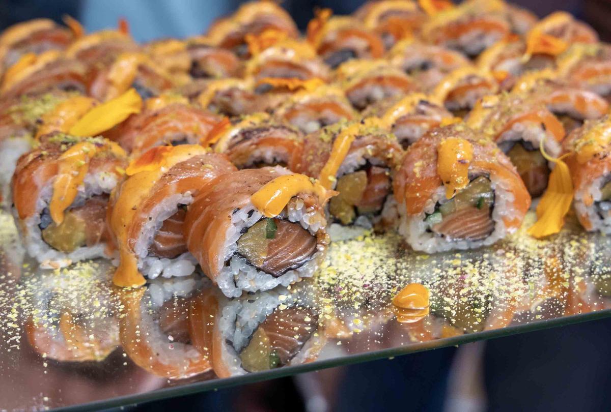 Ca’Vins amb Brases de la Nucía cierra la semana de Menjars de la Terra en las Marinas con un arroz meloso de pato, nísperos de Callosa y piñones como gran protagonista