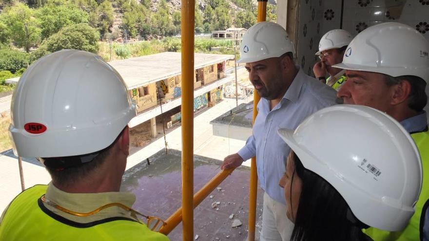 El exconseller de Turismo, Jaime Martínez Centro), en una visita al Rocamar antes de derribarlo el Govern.