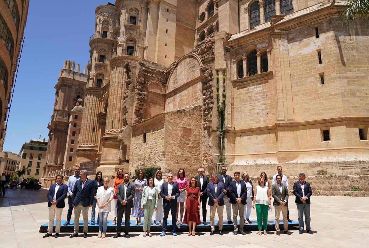 Los representantes populares se han fotografíado junto a la Catedral de Málaga.