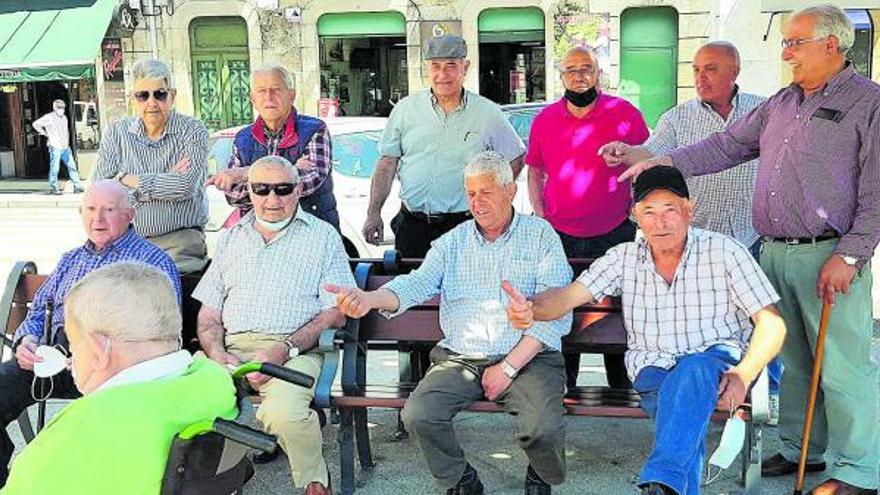 Perenne Senado de Tui. Tienen la edad ideal para ser miembros senatoriales, ya plateadas sus sienes, al menos en un Senado de Roma. Digamos que son una cincuentena los tudenses que, con humor, se autodenominan “Perenne senado da Cidade de Tui”, y cada día unos cuantos se encuentran en la Plaza de la Inmaculada, bajo los tilos y frente al Palacio de Justicia. Me lo recuerda y envía foto una excompi, y añade que cada poco celebran cocido en el bar Rodas que, para ellos, sirve de “vacuna” contra “males de la edad” y para afianzar la salud, en general. Miradlos, señalando al mayor, Manolo Fonterosa, que va a cumplir los 89 años y fue corresponsal de la agencia EFE.