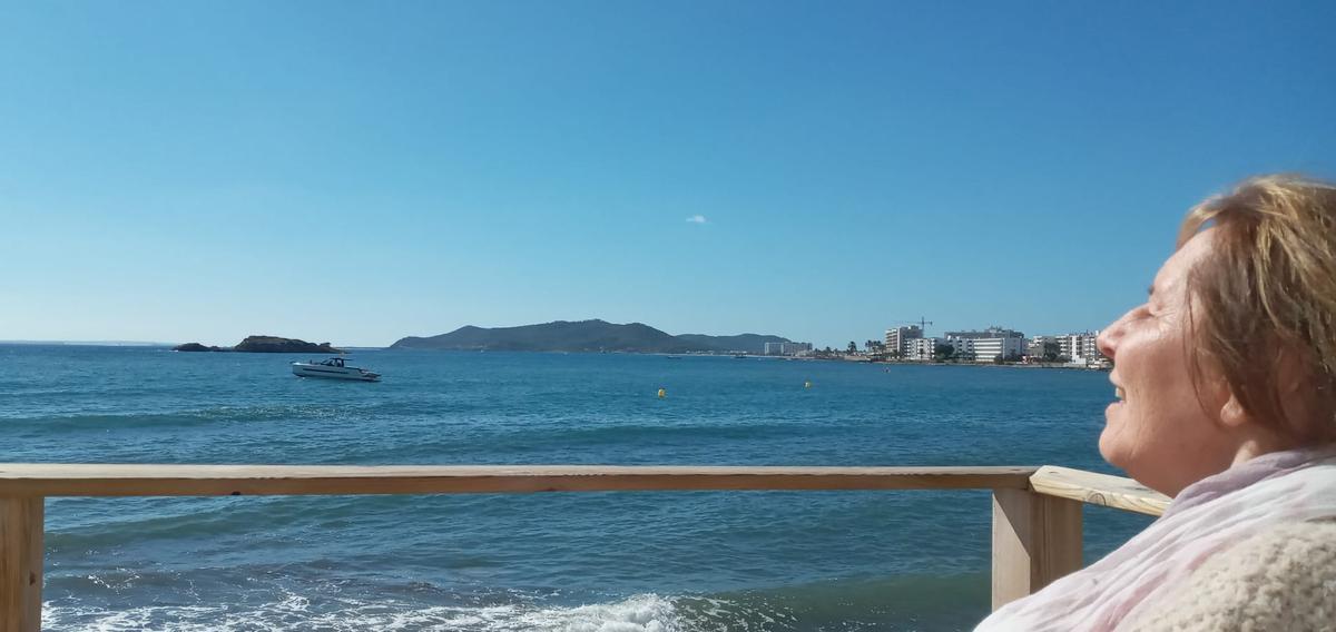 Doerte Lebender disfruta del sol en la playa de ses Figueretes hace un par de semanas.