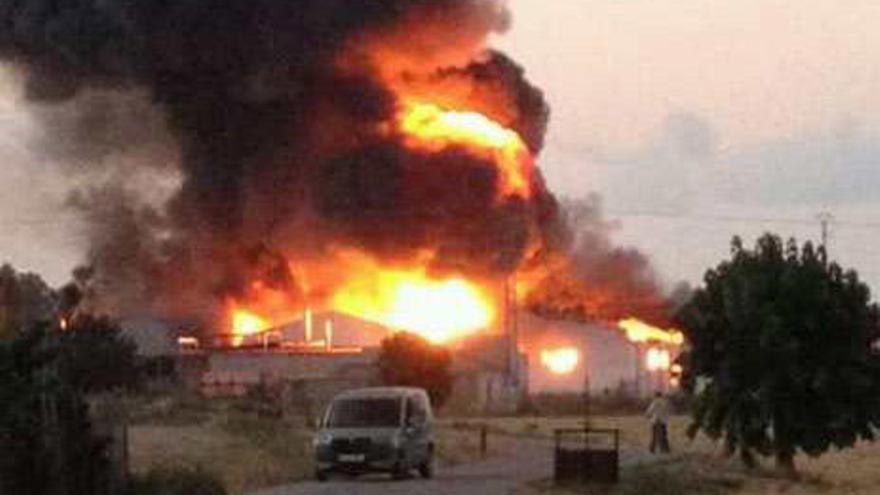 Un incendio arrasa una fábrica de butacas y deja en la calle a sus 60 trabajadores en Callosa de Segura