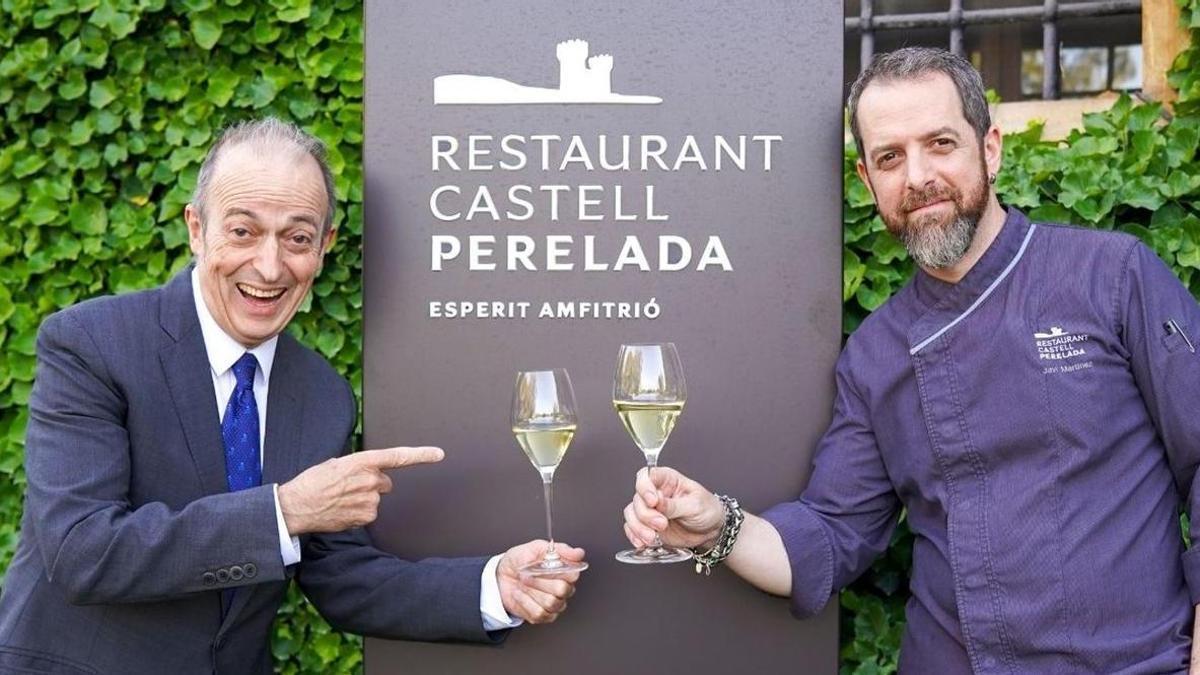 El cap de sala Toni Gerez i el cuiner Javi Martínez a l'entrada del restaurant Castell Perelada.