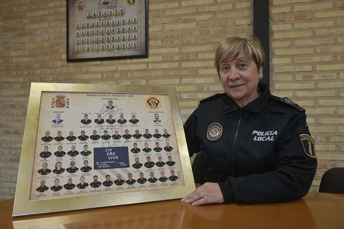 Inmaculada posa con la orla de la plantilla.