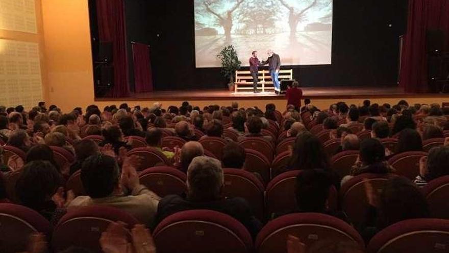 El público abarrotó el auditorio de la Azucareira. // FdV