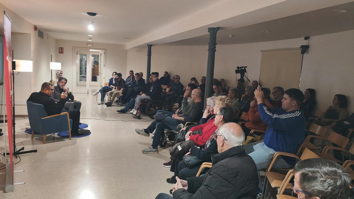 El Centre Cultural El Casino es va omplir per escoltar el veterà periodista de Televisió de Catalunya