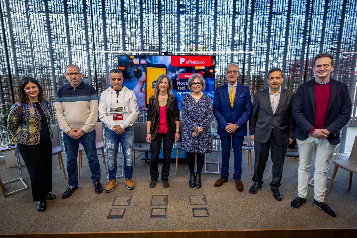 Retrato de los participantes al debate sobre la Ley del Taxi, de El PERIÓDICO. De izquierda a derecha, Mohammed Yasser Boubekri, miembro del sindicato SLT; Tito Álvarez ,portavoz de Élite Taxi; Susi López, directora general de Transports i Mobilitat de la Generalitat de Catalunya; Lídia Torres, directora de Serveis de Mobilitat del Ayuntamiento de Barcelona; Jose Manuel Berzal, presidente de Unauto; Joan Blancafort, portavoz de 'Mou-te per Barcelona';  y Juan Luis Fernández, responsable de Polítiques Públiques de la empresa Bolt