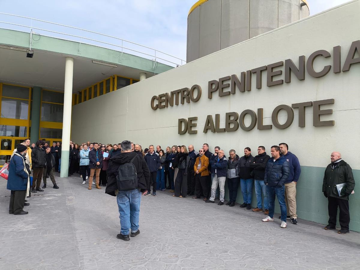 Archivo - Concentración de trabajadores de la cárcel de Albolote (Granada). (Foto de archivo).