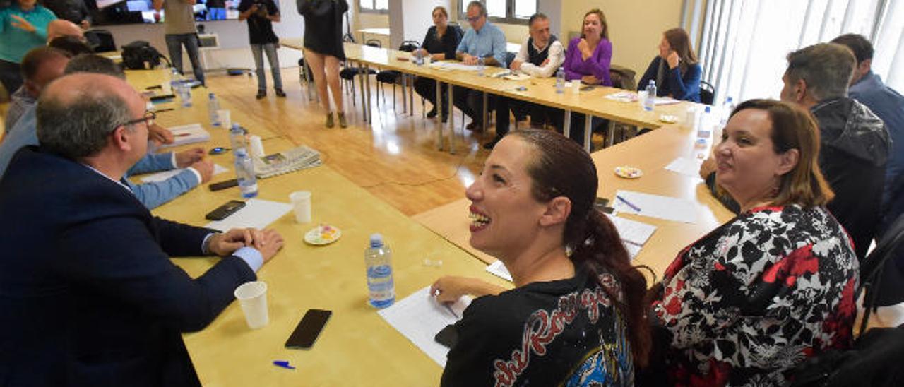 Reunión de la gestora regional del PSOE canario. En primer plano, Patricia Hernández y la secretaria de Organización, Marián Franquet.