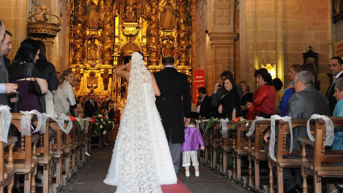 UNA NOVIA SE ENCAMINA HACIA EL ALTAR DE LA IGLESIA DE SANTA MARIA LA MAYOR DE PONTEVEDRA.