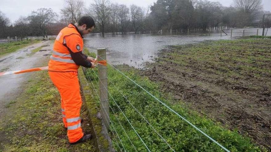 Efectivos de Protección Civil cortan un vial en Caldas. // Noé Parga