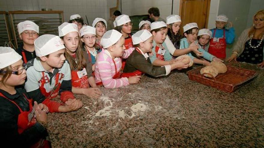 Los escolares lalinenses, ayer, en la Panadería Nercellas.