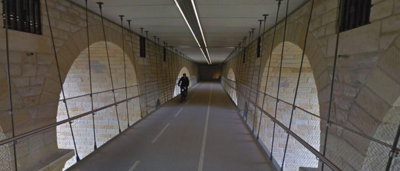 Un ciclista, en el puente Adolphe, en Luxemburgo.   | // LOC
