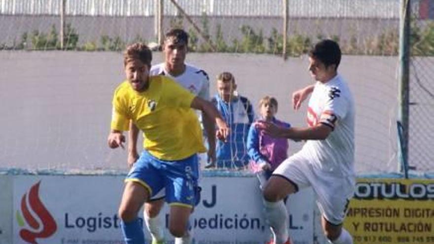 Un momento del Orihuela-Ontinyent jugado ayer.