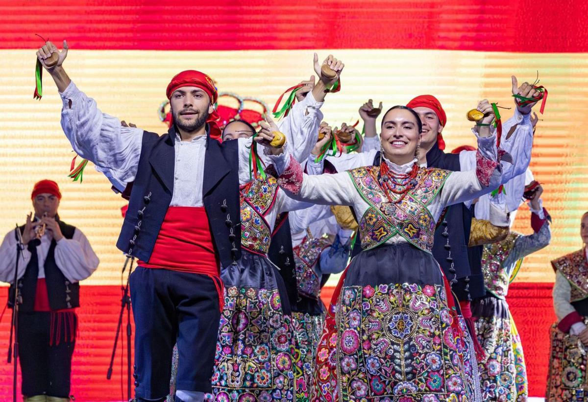 Grupo de Coros y Danzas «Doña Urraca», que actuará en las fiestas de Bercianos, San Vicente y Palazuelo. | CEDIDA