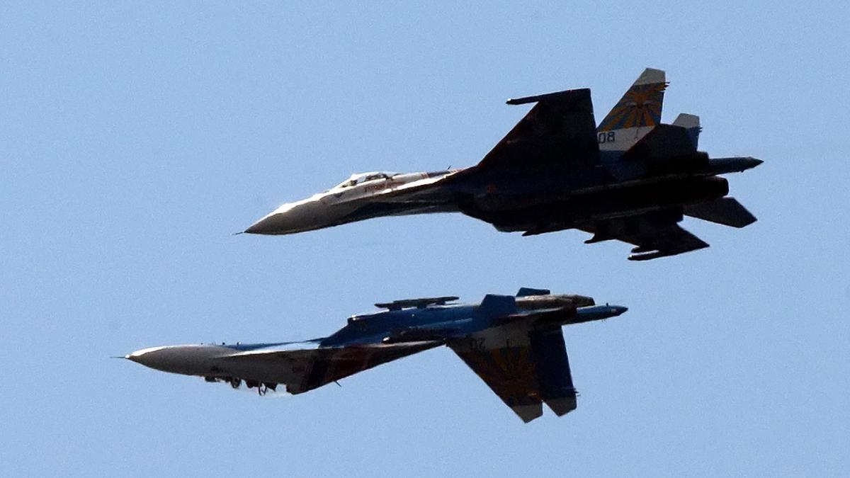 Dos cazas SU-27 rusos en el espacio aéreo de San Petersburgo, Rusia.