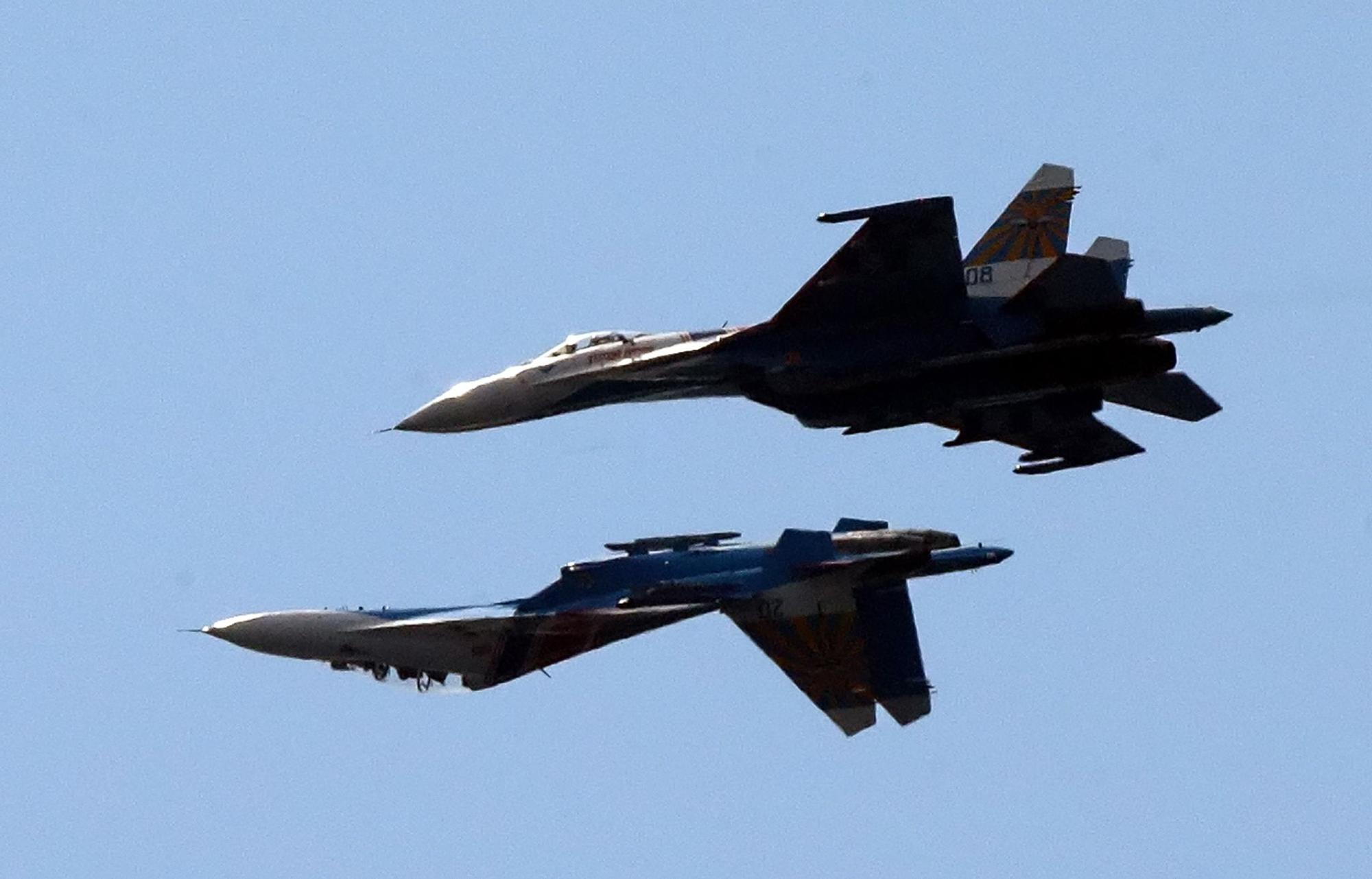 Dos cazas SU-27 rusos en el espacio aéreo de San Petersburgo, Rusia.