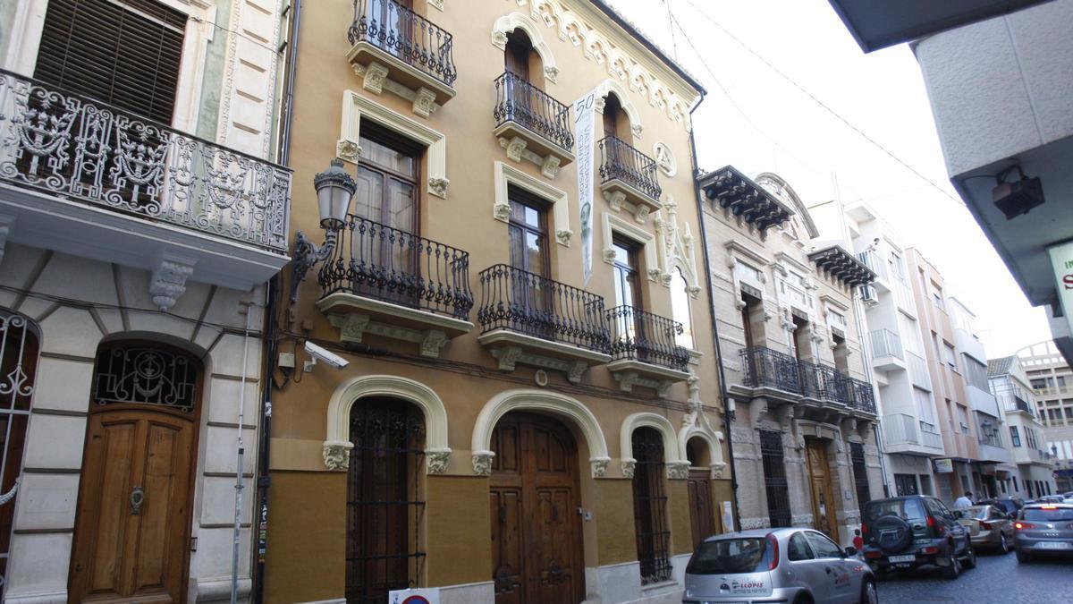 Fachada del número 10 de la calle Sant Josep de Sueca, donde vivió Joan Fuster y en el piso superior, Isabel Mafé y su familia