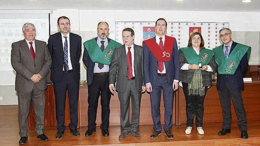 Foto de familia del acto de entrega de becas de Montecastelo. // FdV