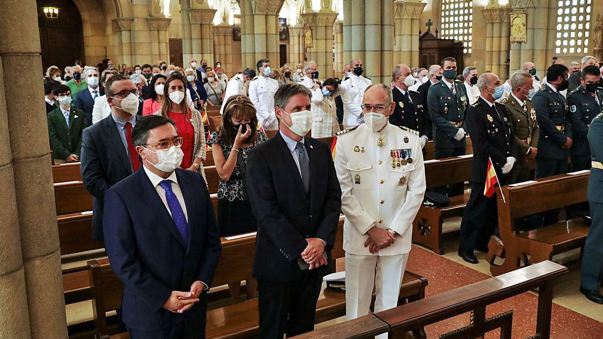 Por la izquierda, Laureano Lourido, Enrique Rodríguez y Luis Vicente Márquez, ayer, en la iglesia de San Pedro. | J. P.
