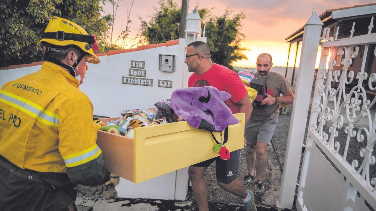 Vecinos de Todoque, en La Palma, recogen sus pertenencias obligados a abandonar su casa por la erupción del volcán