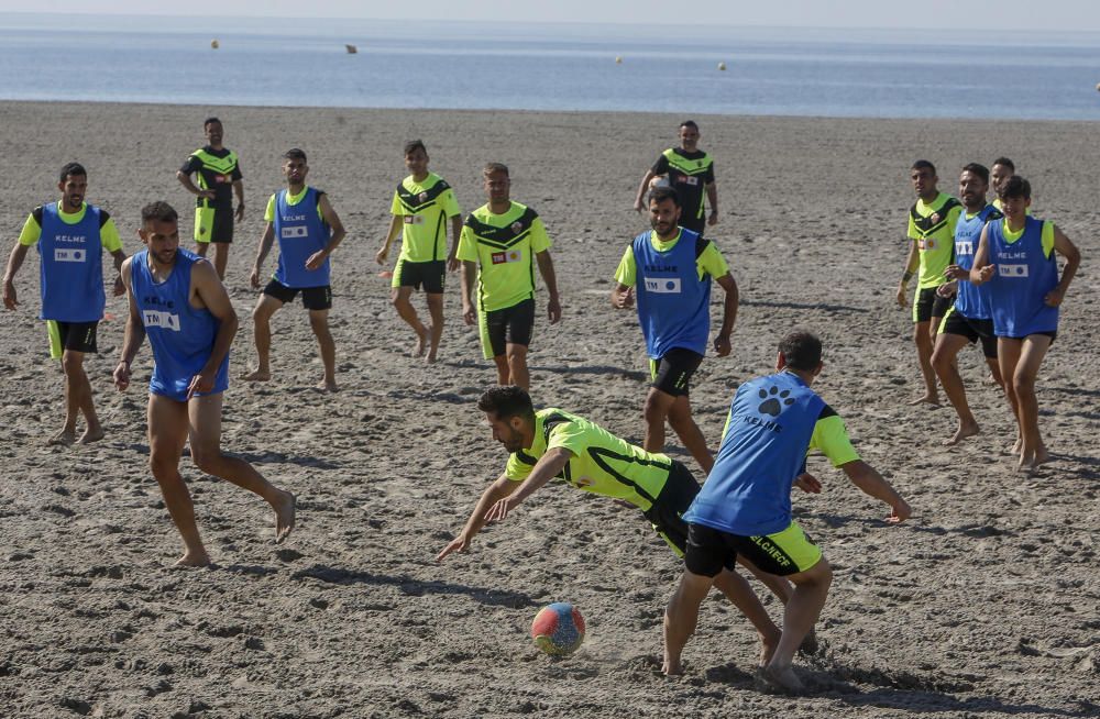 El equipo ha llevado a cabo una distendida sesión de trabajo a la orilla del mar con la única ausencia de Manuel Sánchez