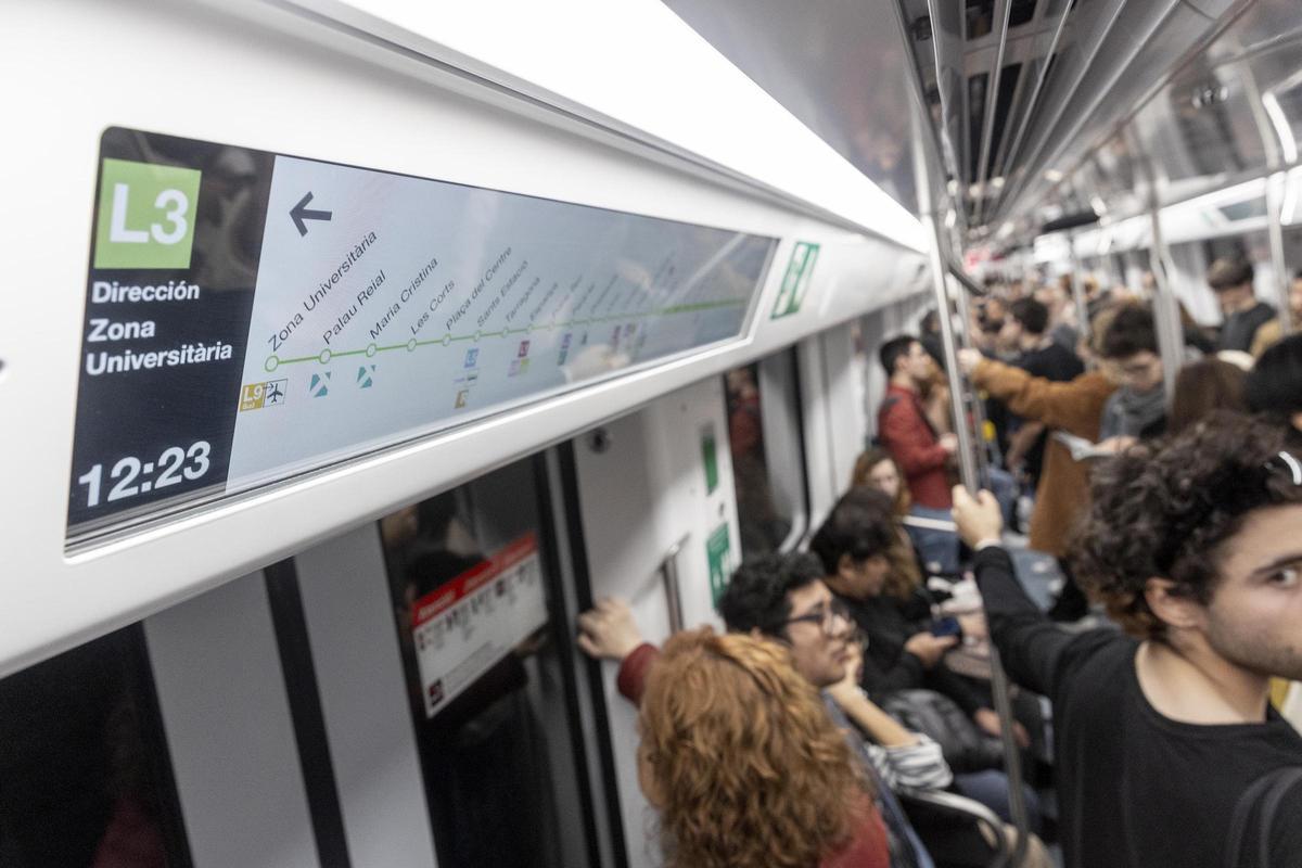 Pasajeros de la línea 3 del metro, en dirección a Zona Universitària, última parada antes de la ampliación prevista hacia el Baix Llobregat