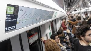 Pasajeros de la línea 3 del metro, en dirección a Zona Universitària, última parada antes de la ampliación prevista hacia el Baix Llobregat