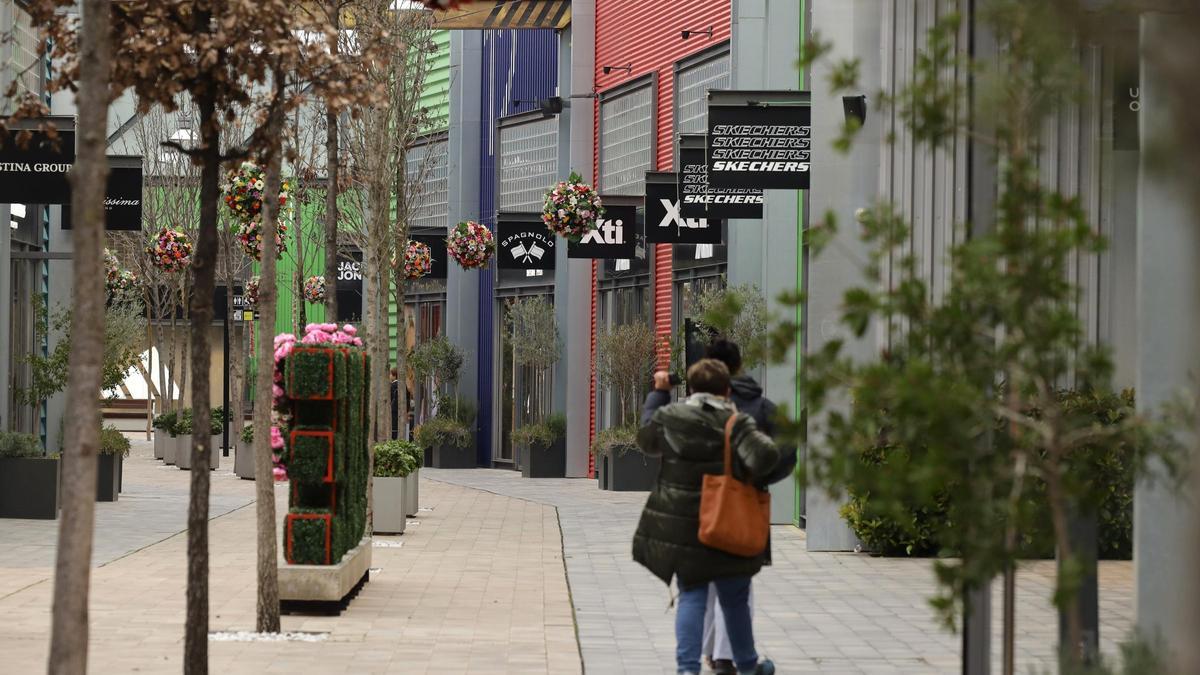 Una de las calles de La Torre Outlet de Zaragoza.