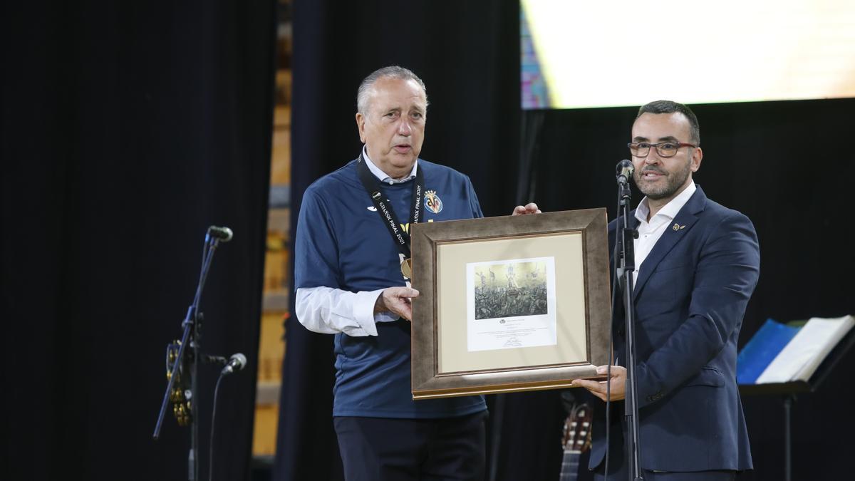 El presidente del Villarreal, Fernando Roig, entrega una placa al alcalde, José Benlloch.