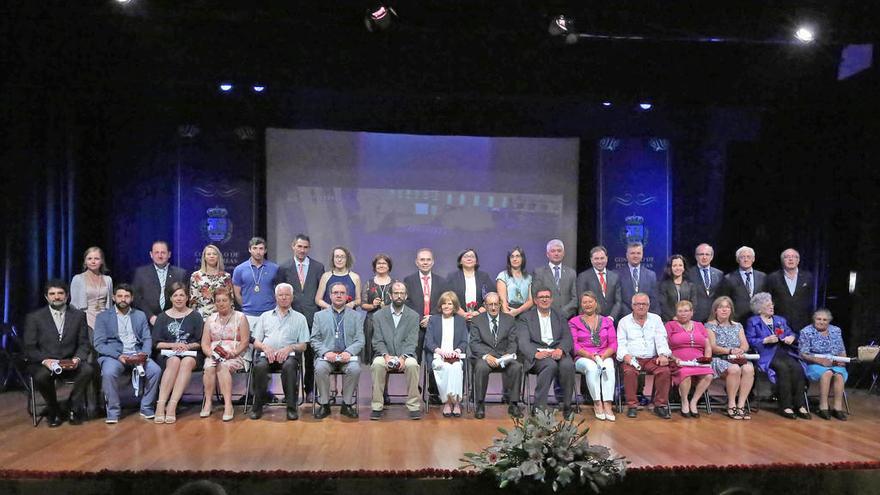 Los homenajeados (sentados en la primera fila) y miembros de la corporación (de pie), detrás.  // A.Hernández