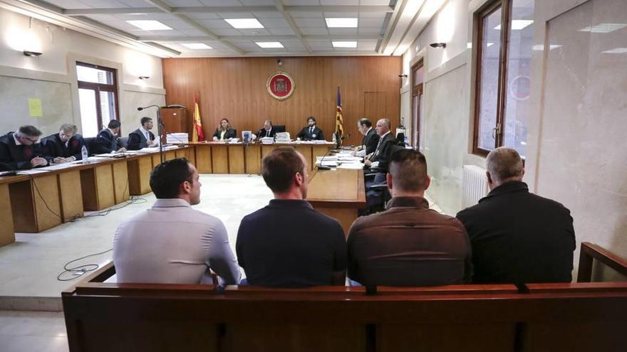 Los cuatro policías locales de Palma juzgados por torturas a un arrestado, en la Audiencia.