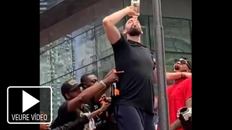 VÍDEO | Esbojarrada celebració de Marc Gasol a la rua de campions dels Raptors