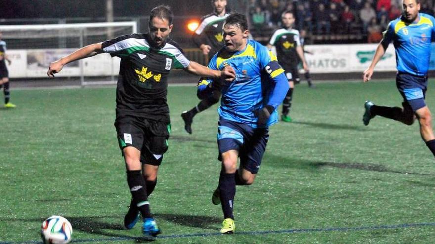 Matías presiona a un jugador del Extremadura en el partido de ida disputado en Pola de Lena.