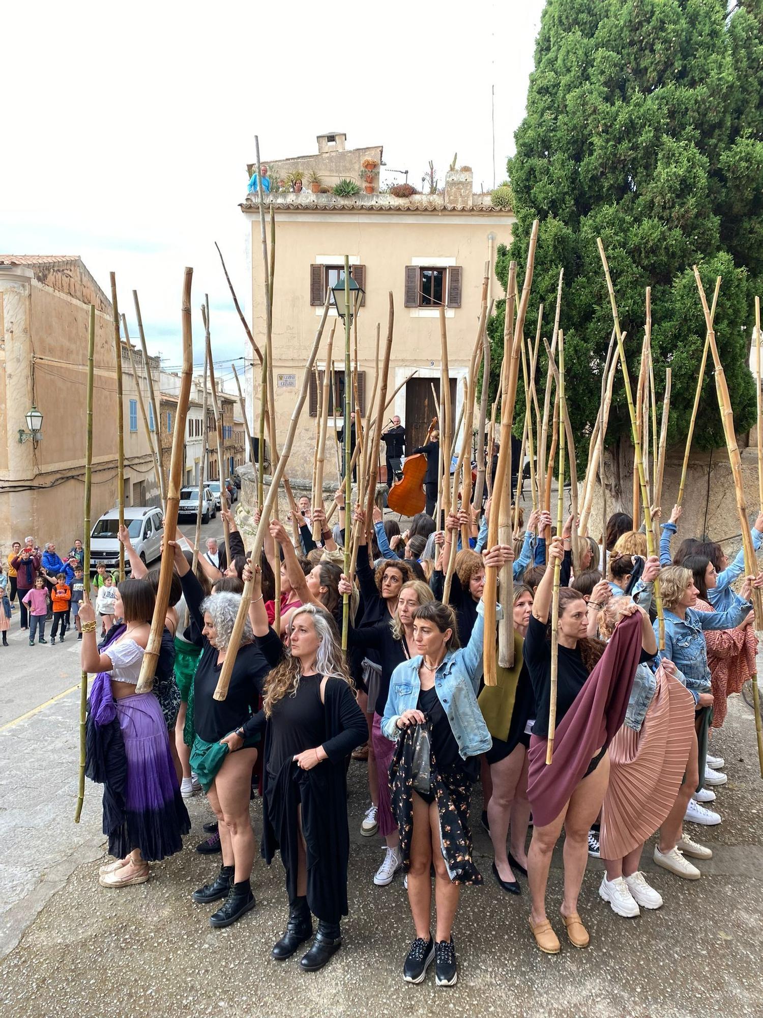 Las mujeres de Artà salen a la calle ‘Endimoniades’ de la mano de Pilar Albarracín