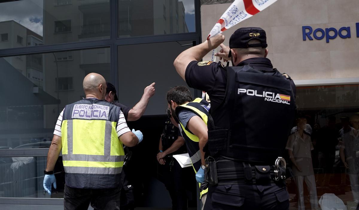 La Policía Nacional, en el portal donde se produjo el crimen, en el 205 de la calle Serrano.