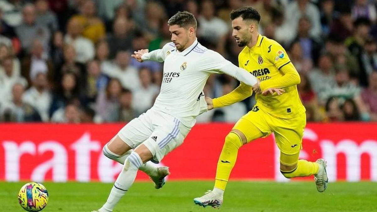 Valverde y Baena en una disputa en el Real Madrid- Villarreal.