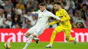 Valverde y Baena en una disputa en el Real Madrid- Villarreal.