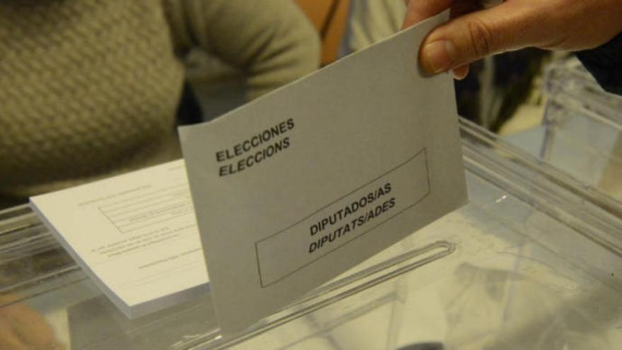 Un hombre borracho vota en una mesa que no le correspondía