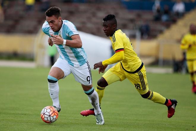 Lautaro Martínez (i) conduce el balón ante el colombiano Harold Balanta durante un partido entre Argentina y Colombia por el Sudamericano Sub20 Ecuador 2017, en el estadio Atahualpa de Quito (Ecuador).