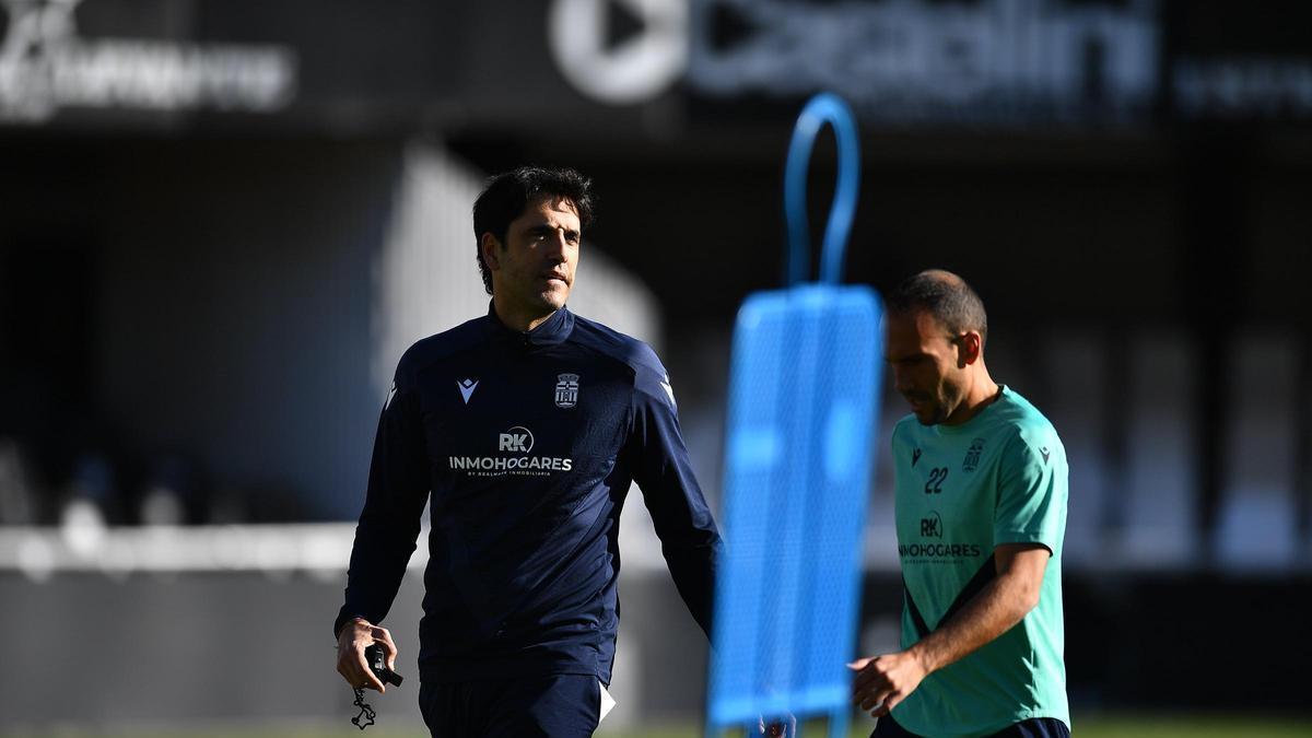 Íñigo Vélez, durante un entrenamiento en el Cartagonova.