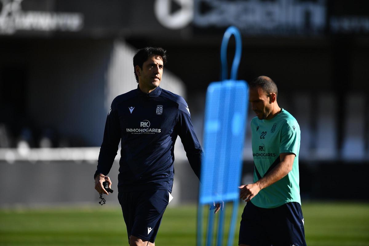 Íñigo Vélez, durante un entrenamiento de esta semana en el Cartagonova