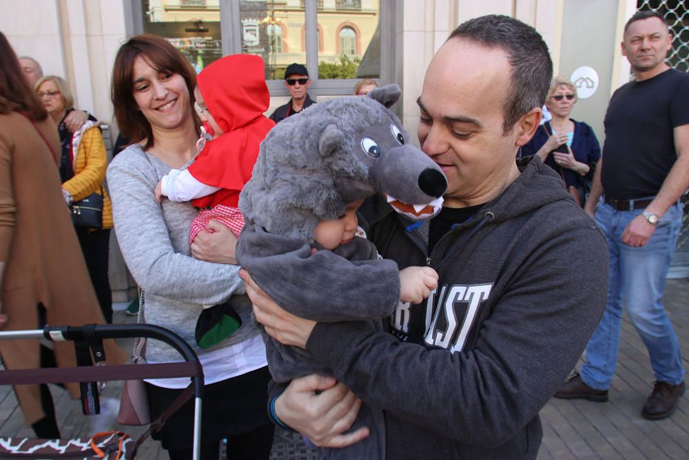 Las familias y los niños disfrazados toman las calles del centro de Málaga el primer domingo de Carnaval.