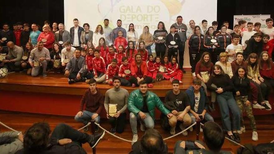 Deportistas, clubes y entidades premiadas en la V Gala del Deporte de Tomiño. // D.B.M.