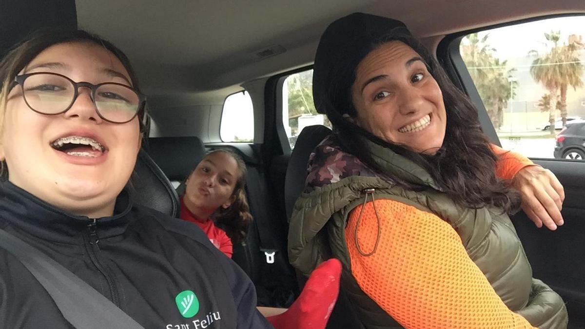 Susan García y sus hijas Alex y Mariona, al salir del cole, rumbo a las extraescolares.