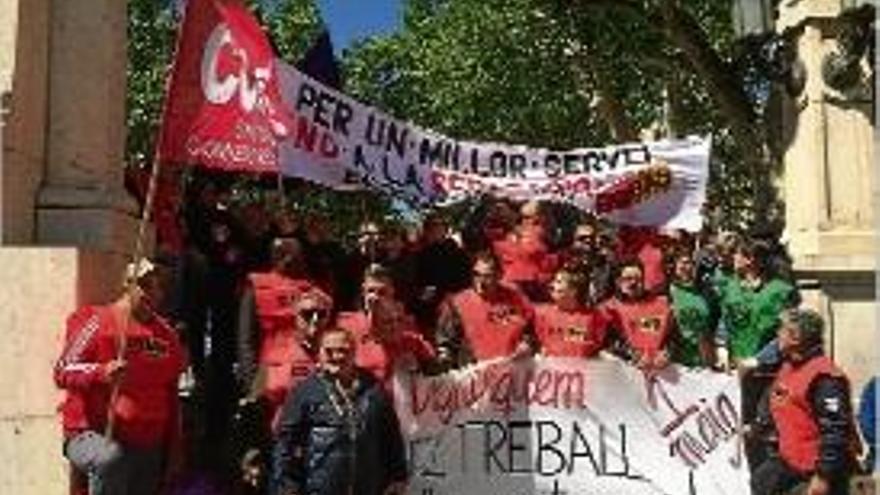 La protesta que els treballadors van fer per les fires de la Santa Creu.